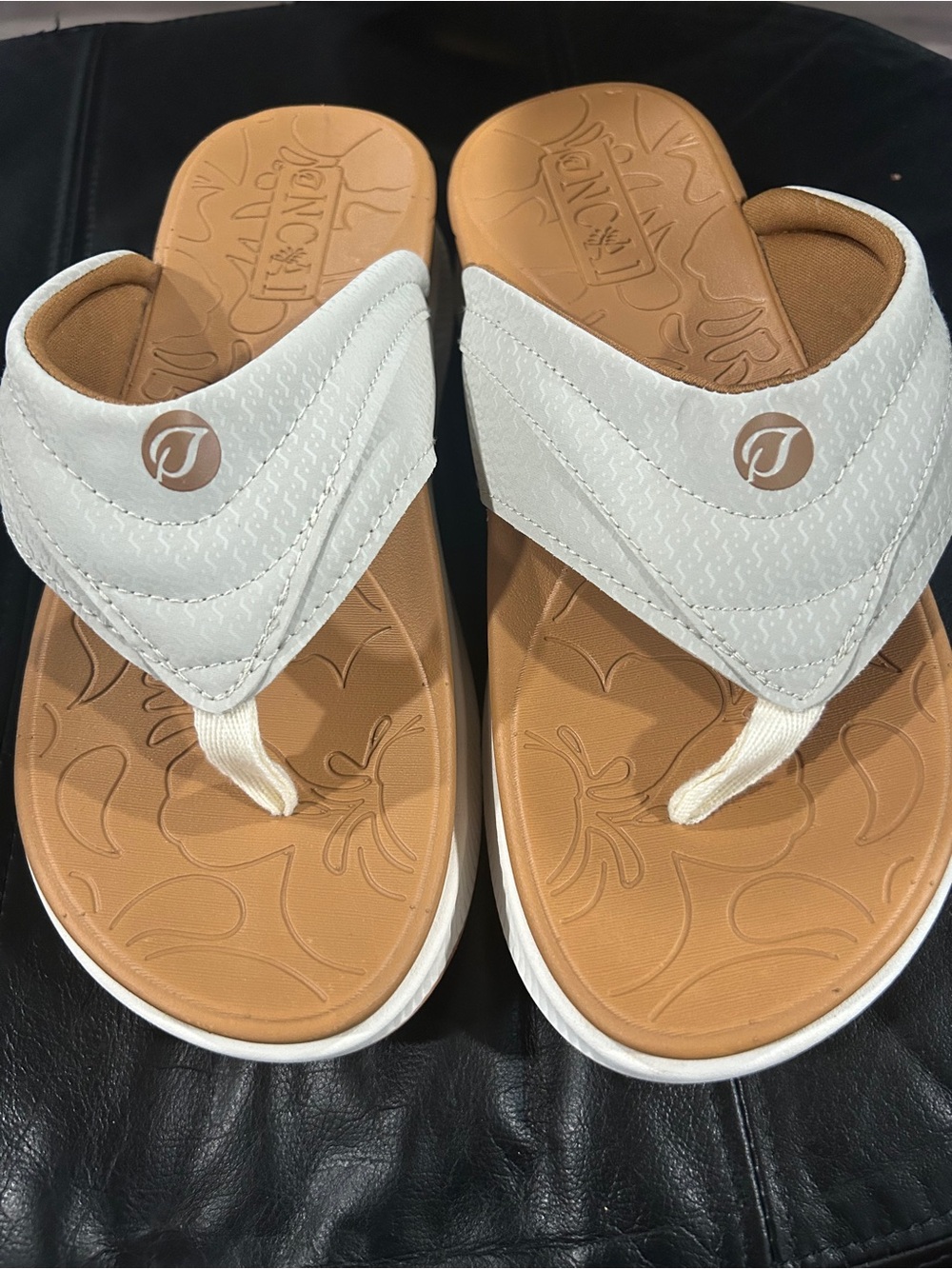 Oncai NWOT Women's White and Tan Thong Sandals with Cushioned Footbed